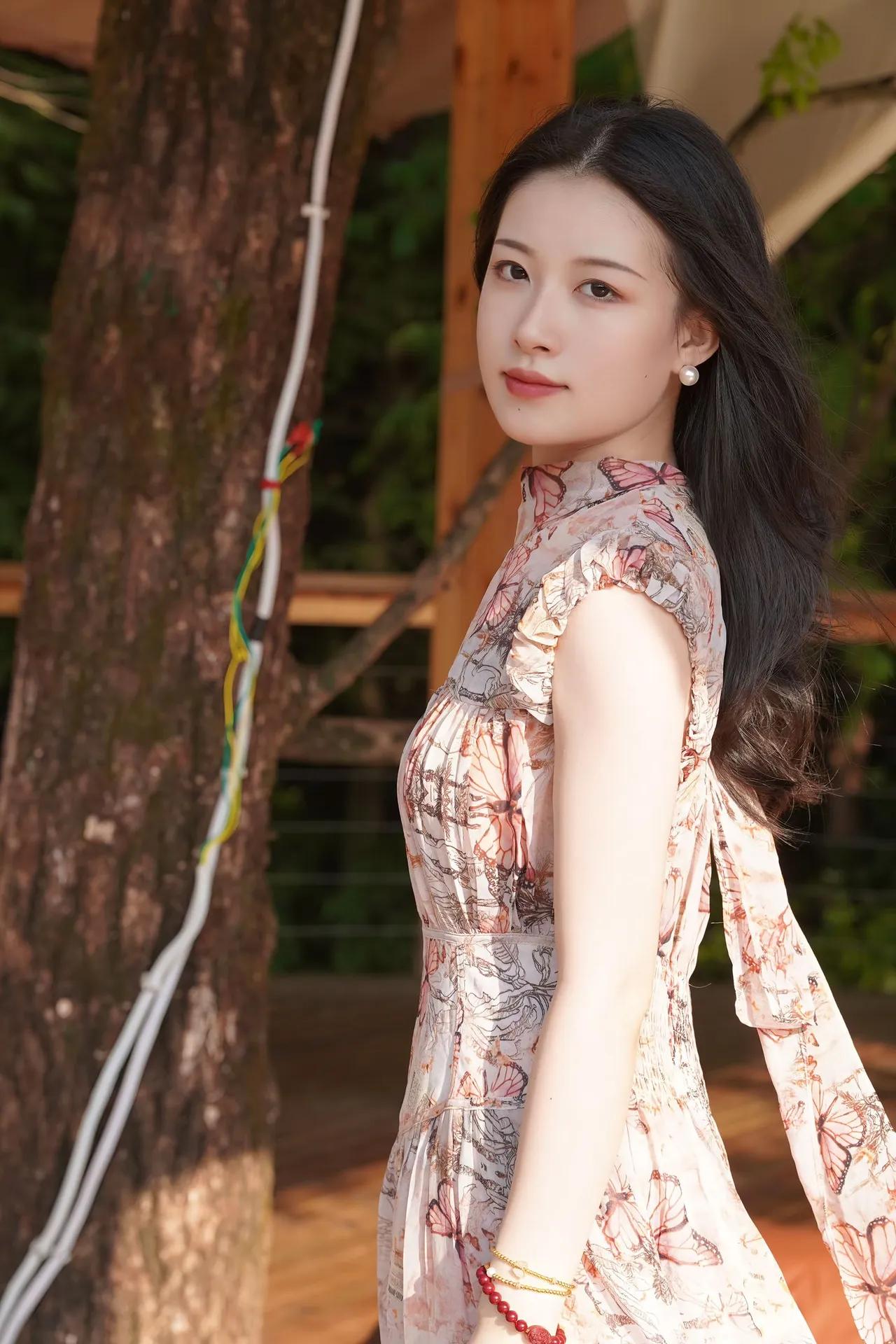 家里再好，也要经常出去走走，给眼开开荤，给心放个风... 如果觉得累了，就迈开腿