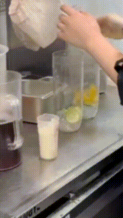 2026刚开年霸王茶姬运营部天都塌了！
论年轻人能在工作中闯多大的祸，霸王茶姬小