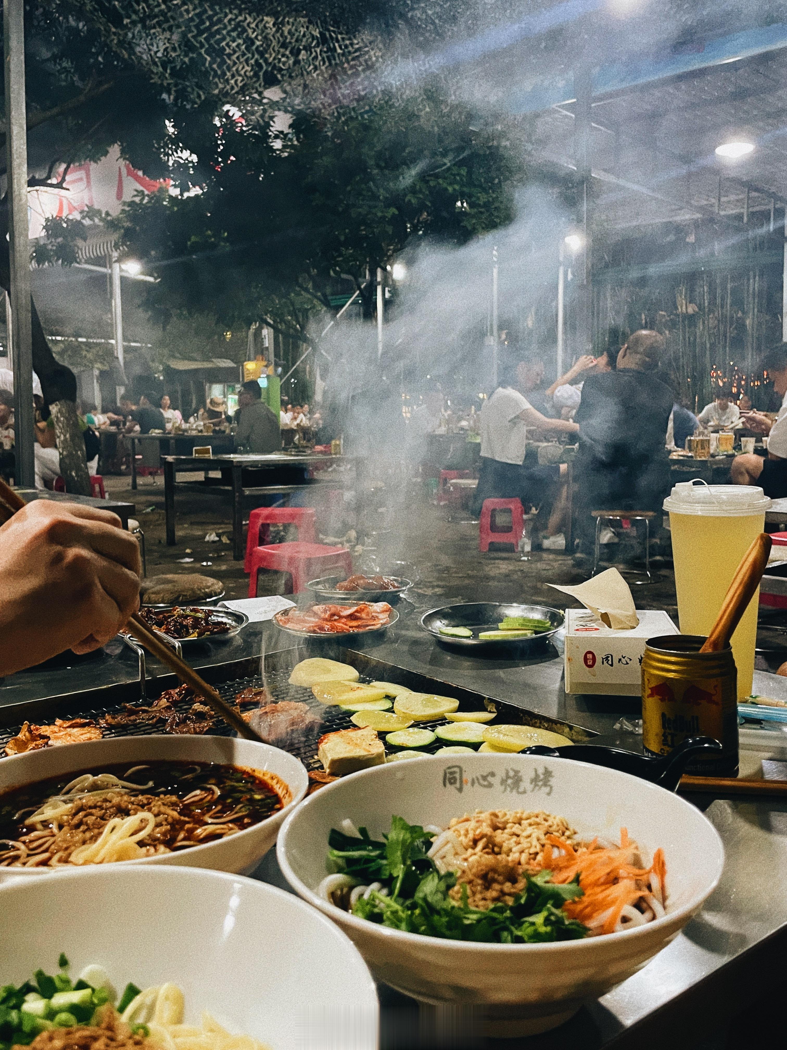 #就爱旅行#被馋疯了，烤肉烤小豆腐+凉拌米线美食才是旅行的意义啊[苦涩][苦涩]