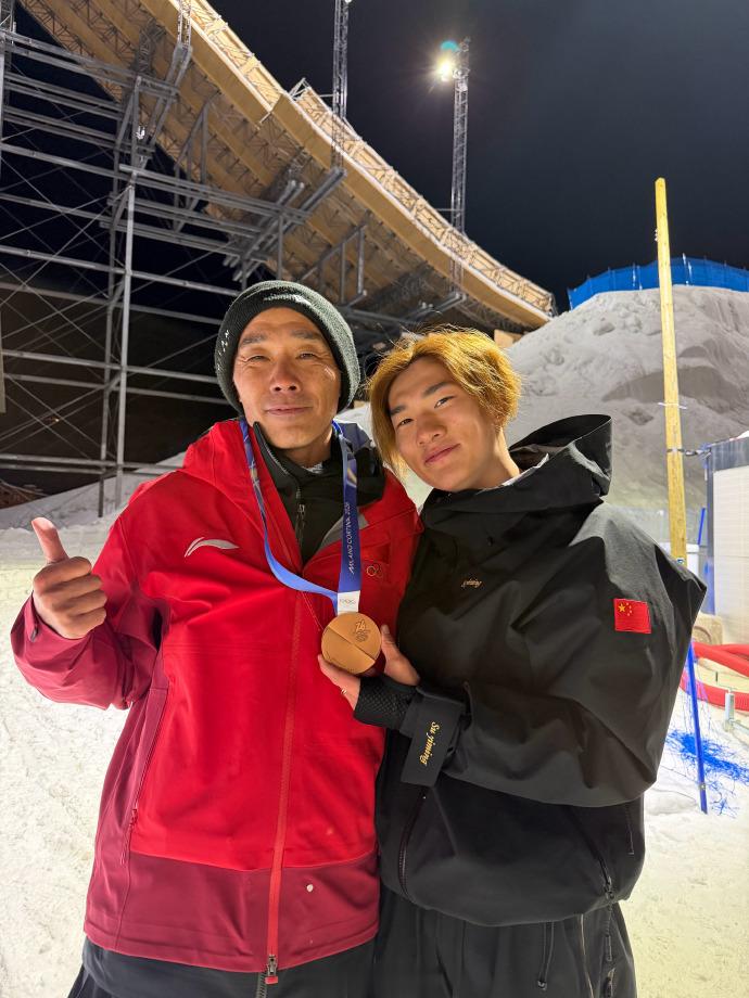 苏翊鸣更新社媒晒奖牌：