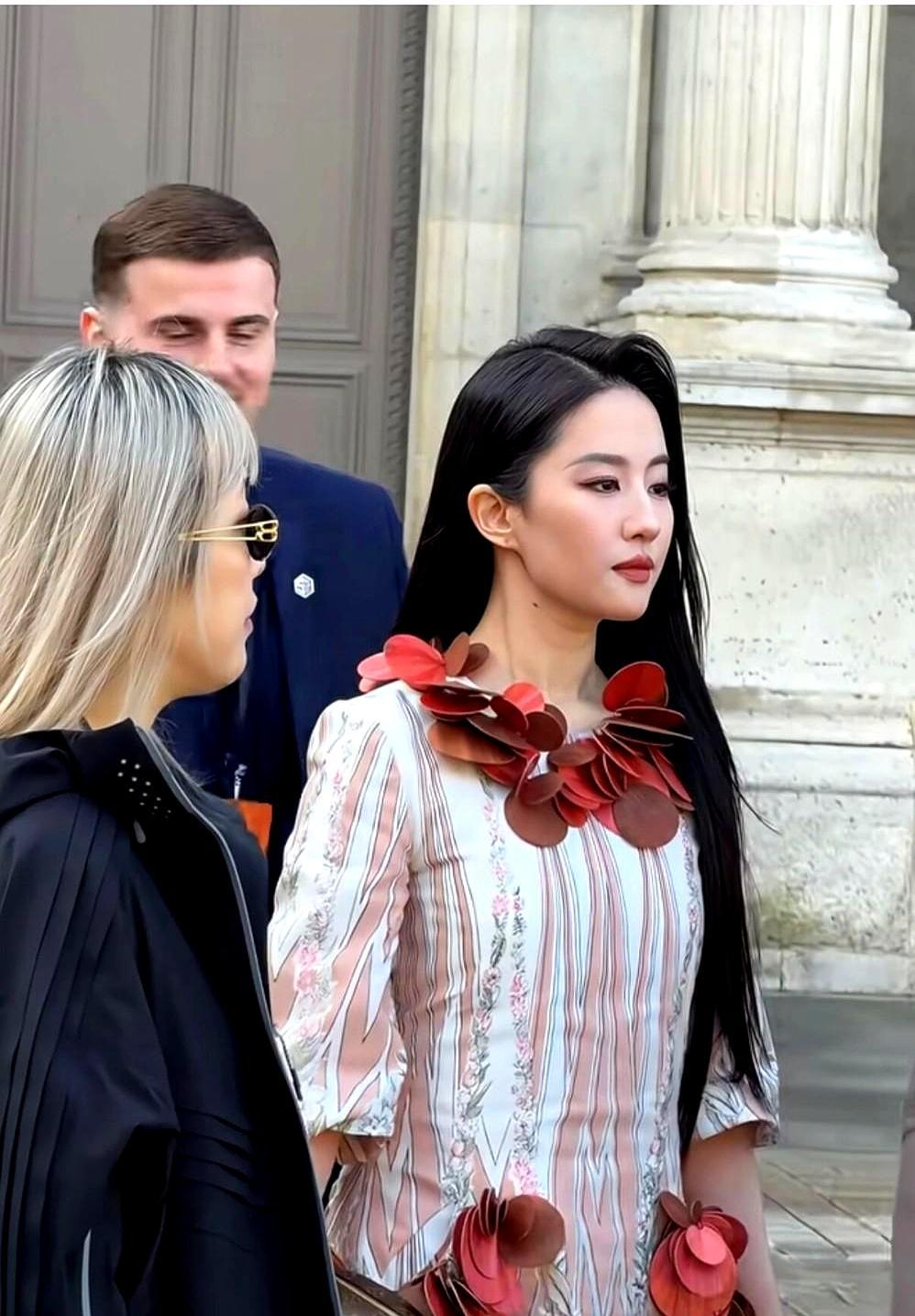 LV那套公认难穿的红花瓣裙，被刘亦菲穿成了全球爆点。
 
这是她第八次出席LV大