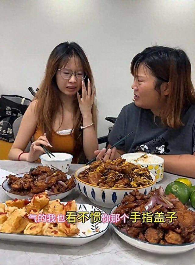 指甲比筷子还长，脾气比菜还硬，这段饭桌上的视频看怒了