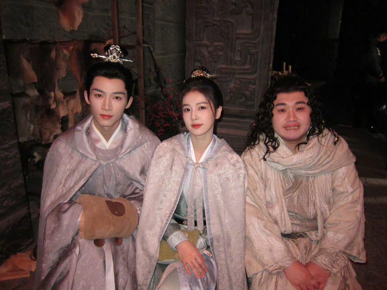 白鹿王星越唐宫奇案一些合照好欢乐的片场氛围 