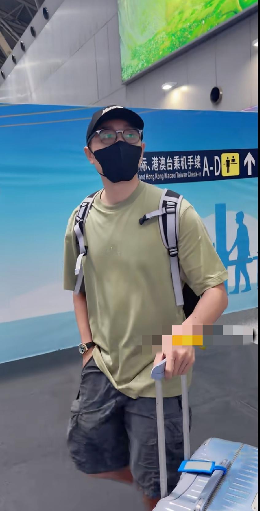 奔赴全锦赛！许昕启程出发
 
刷到许昕机场出发路透，一身休闲穿搭清爽随性，背包推