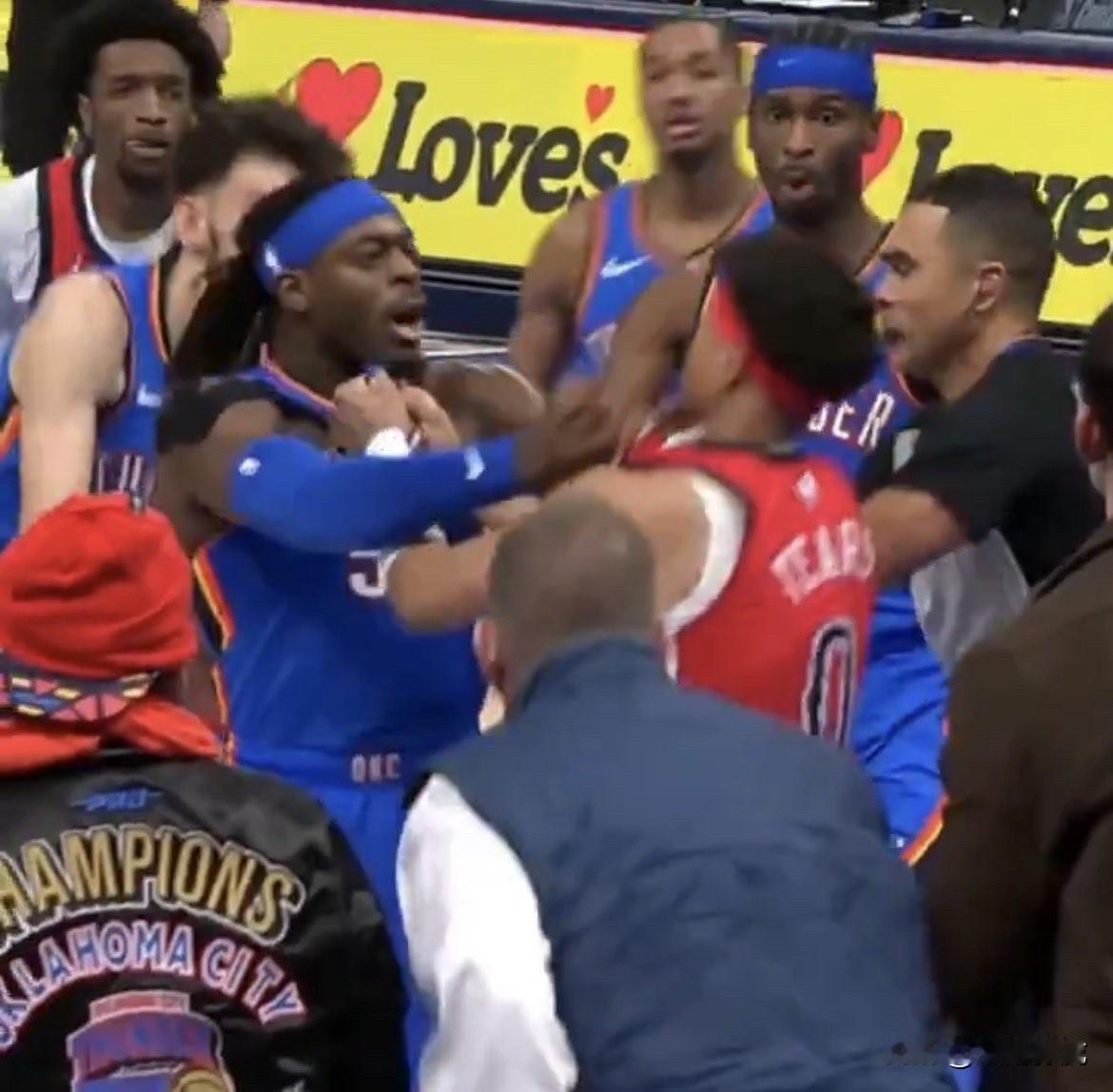 亚历山大面对场上冲突的反应太逗了，真的好淡定！

今天雷霆在主场迎战鹈鹕的比赛中