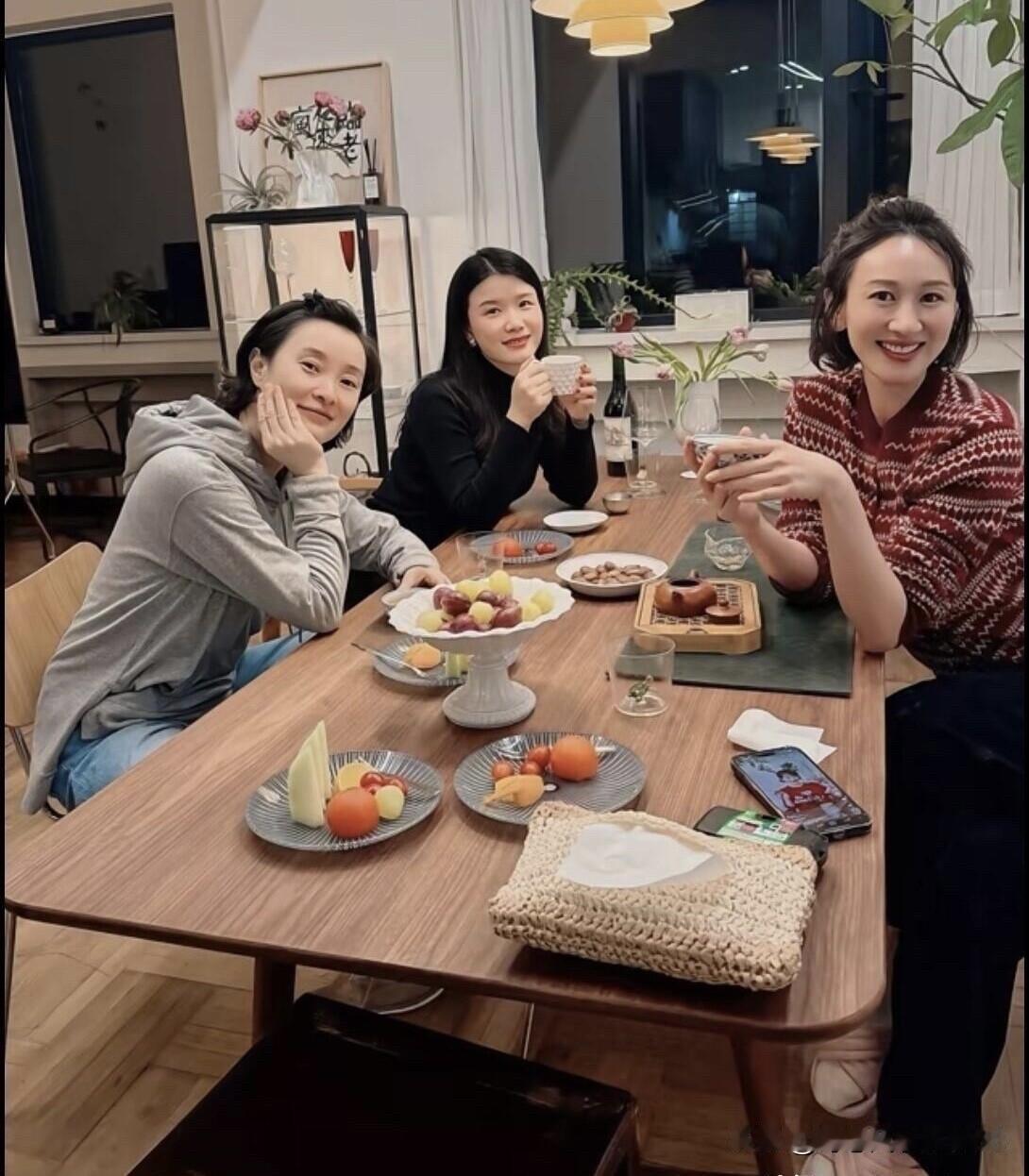 这张明星的聚餐合影里，估计多数人只记得吴越，她颜值上不那么出众，但她从不炒作，演