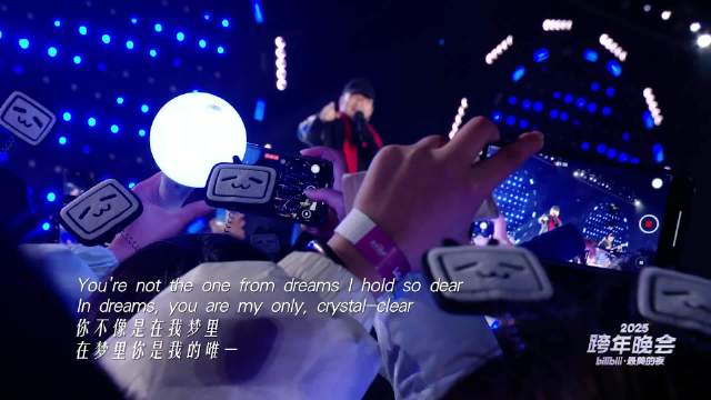 "Time and time again..." 经典旋律响起，瞬间将人拉回那个时代。刘欢高亢而充满