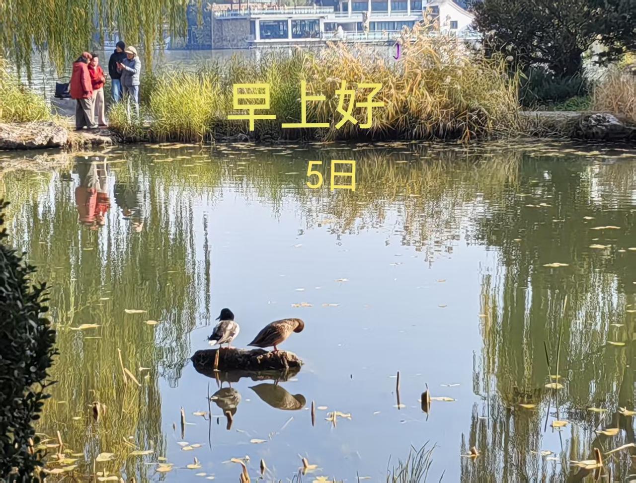 高三老师这样开家长会！

 家长会的时间选在周六也就是家长们都休息的时间。

 