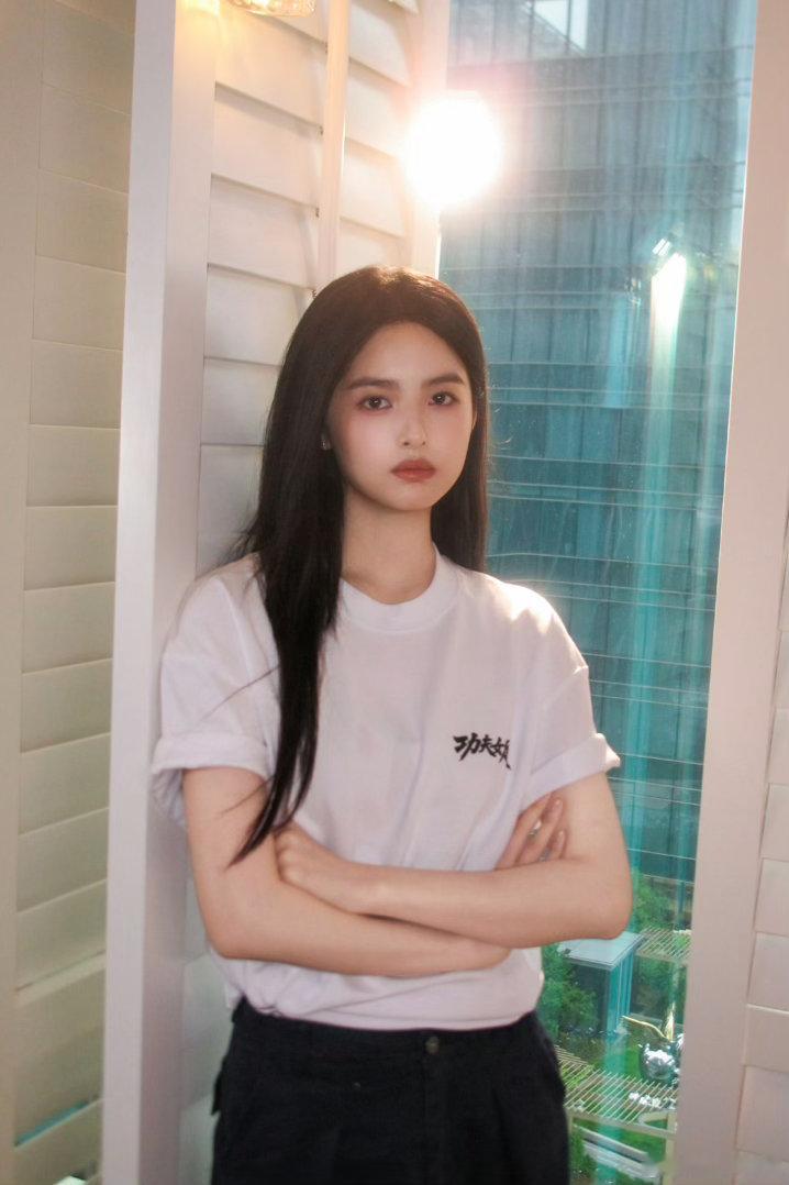 周星驰为雪野拍助力视频当功夫少女化身歌手，《上场》承载双重意义。“一飞冲天”是剧