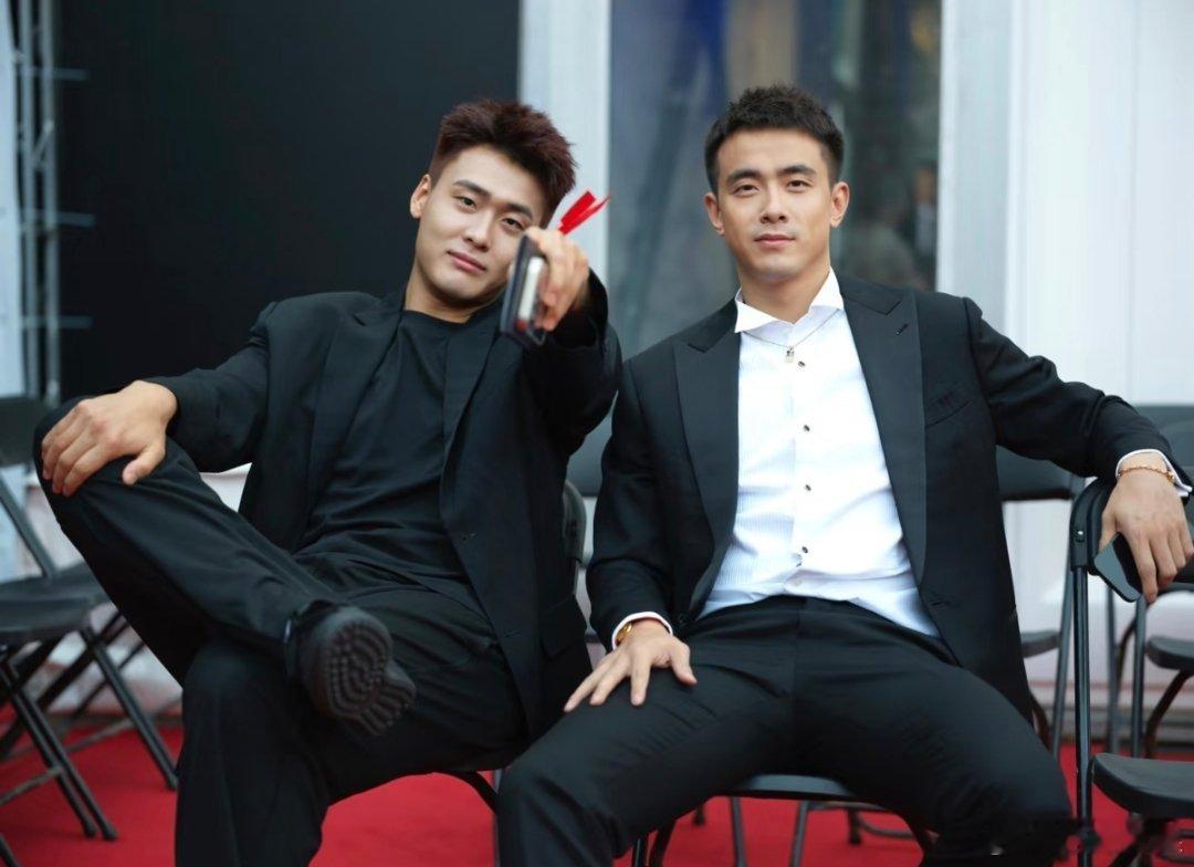 男篮最帅两爷子 