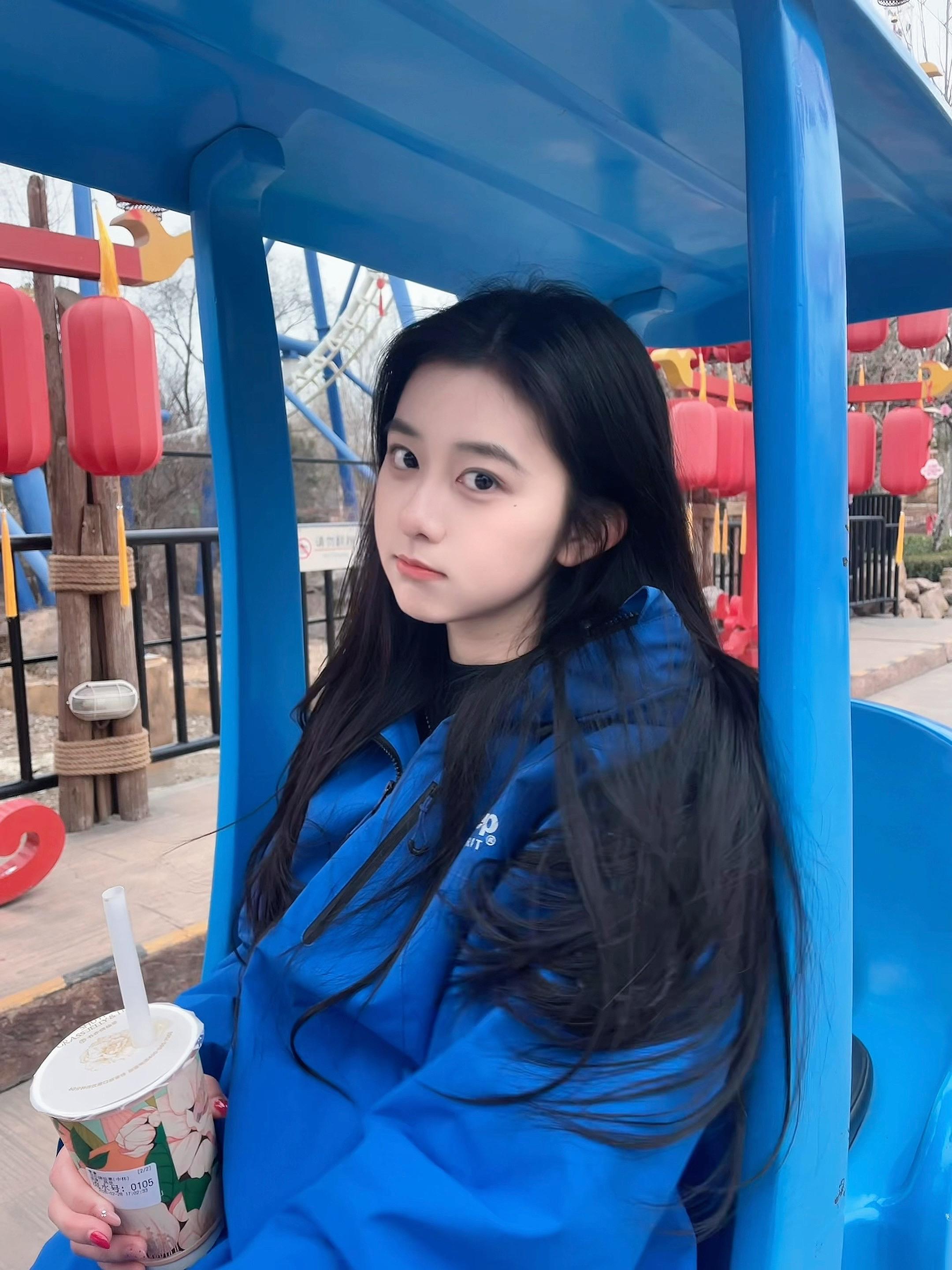 粉红色长发迷人的嘴唇