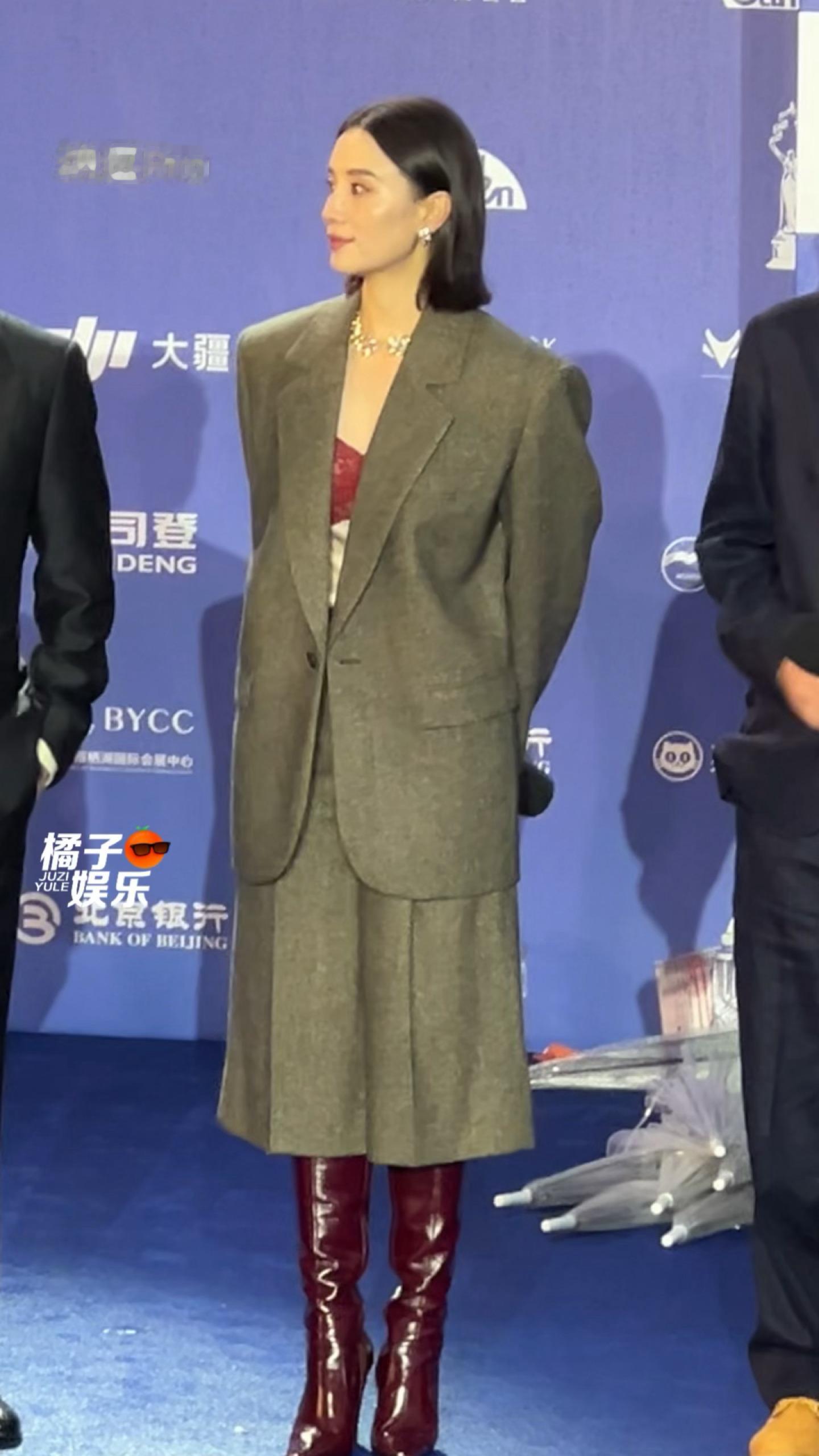 有一种红毯风格叫宋佳，妈咪今天美成啥了有一种红毯风格叫宋佳宋佳中分短发造型