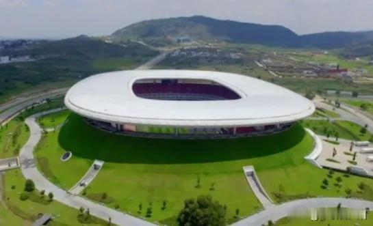 2026世界杯眼看就要开赛，墨西哥阿克伦体育场本是球迷扎堆的热闹地，可这阵子却让