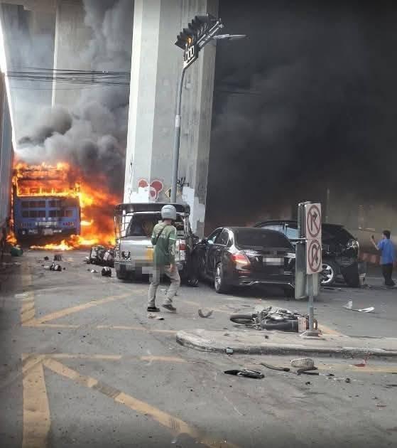 曼谷公交车与火车相撞，至少8人死亡，数十人受伤。今天下午3点30分，一列火车与一
