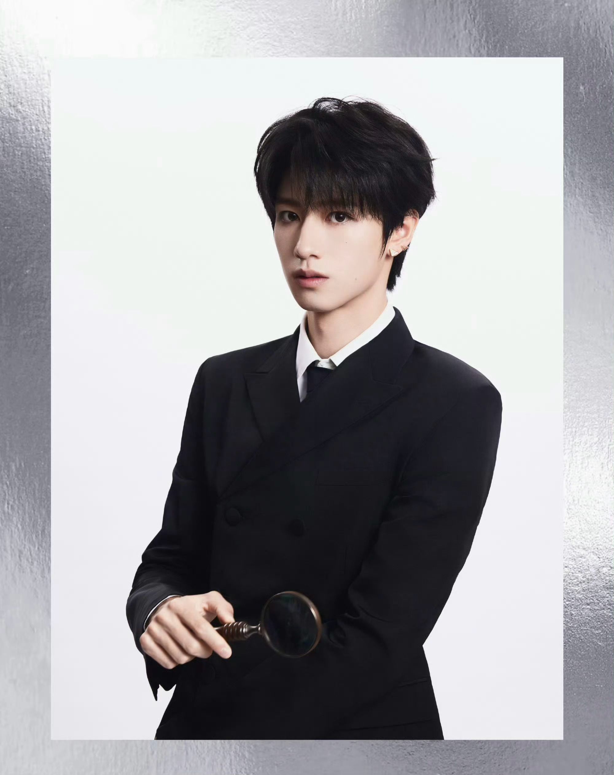 朱志鑫｜ 腾讯音乐娱乐盛典 造型朱志鑫 黑色Prada西装上身，利落剪裁衬出修长