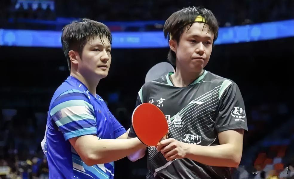 记者问王楚钦：“你觉得樊振东是什么类型的球员？”
国乒选手王楚钦和樊振东互相调侃