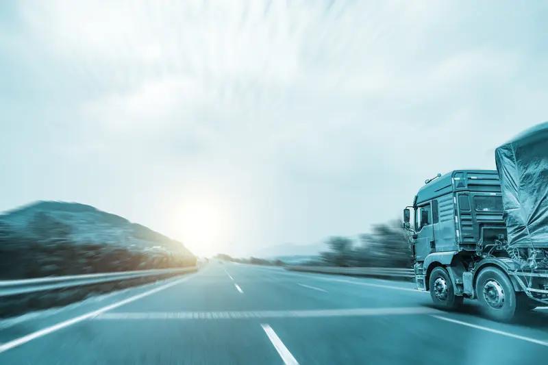 家人们快看监控画面！湖南新邵县的国道上，一辆大货车正以60码速度疾驰，可谁也没注