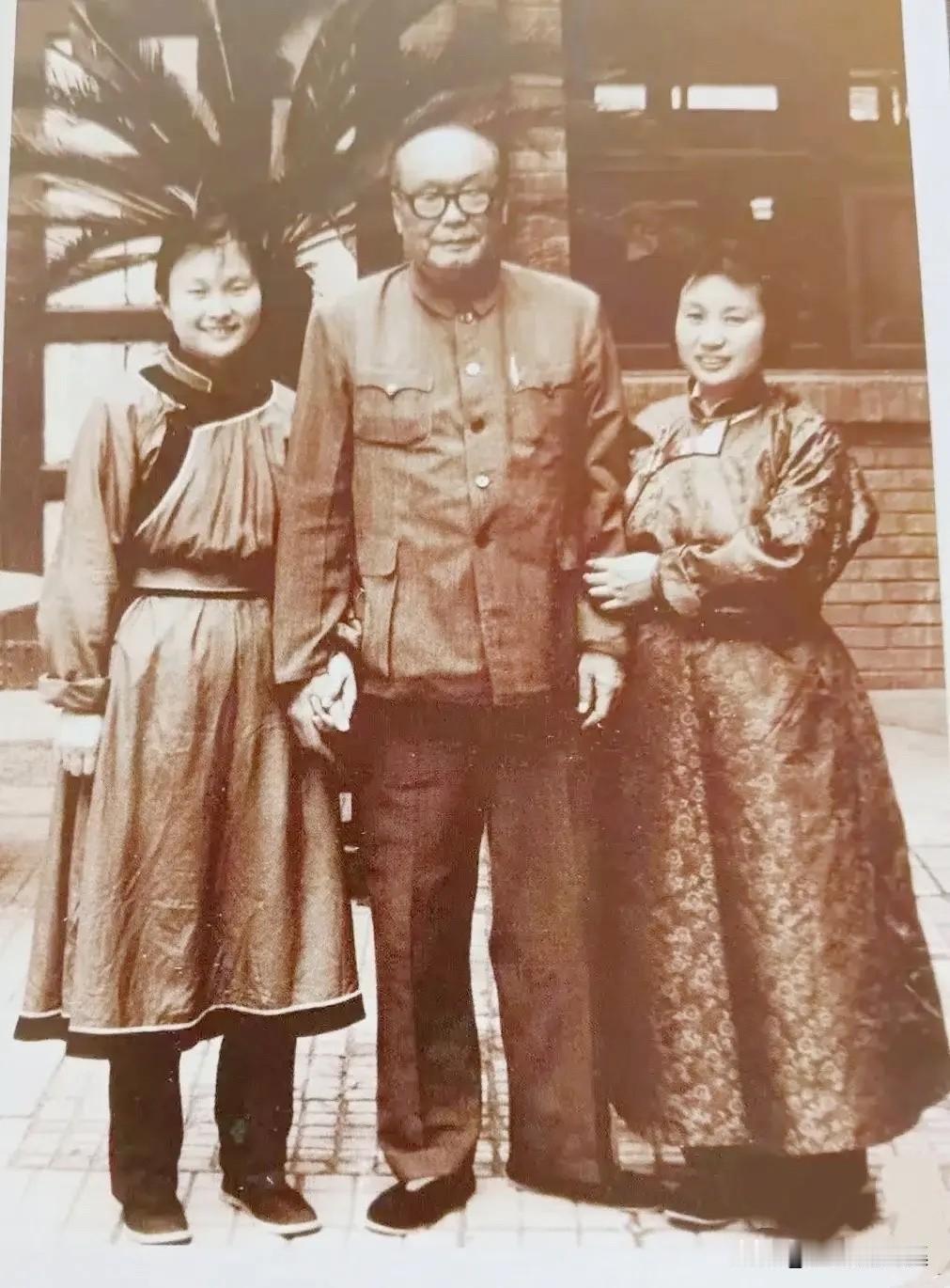 1975年，全国人大常委会副委员长的乌兰夫和龙梅（左一），玉荣（右一）（草原英雄