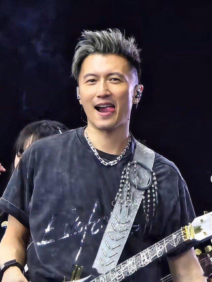 谢霆锋站在白毛控的审美点上 谁能拒绝谢霆锋的白发造型！微博之夜《镖人》现场，他的