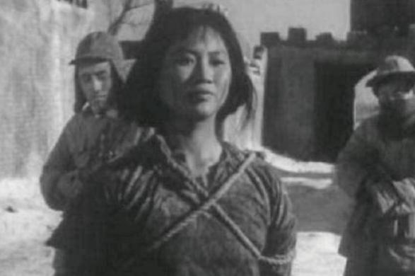 1951年，在便衣公安的观察下，山西省一个院内，一个妇人每天都端着一个尿盆出门倒