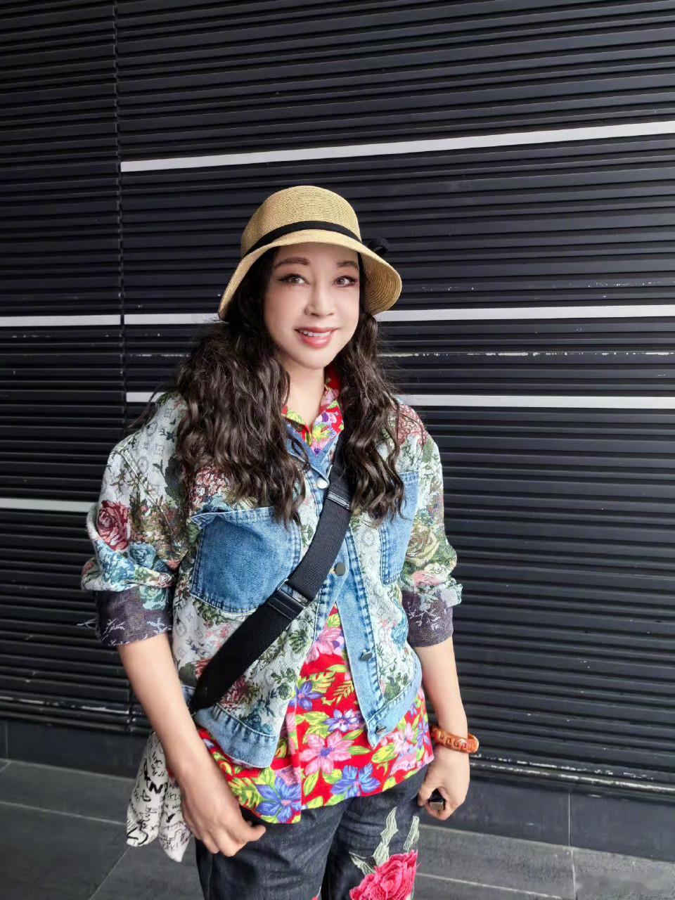 刘晓庆和前任还在保持联系刘晓庆坦言和前任一直保持好友关系，彼此的美好双向给予，这