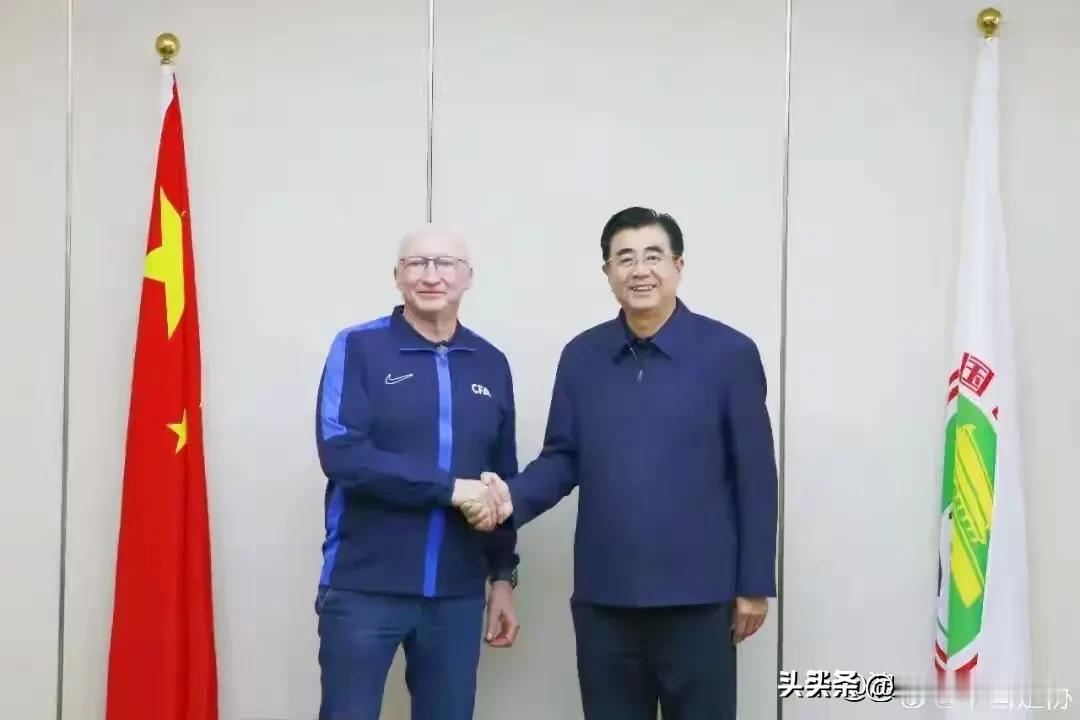 攻坚克难！
新的中国足协技术总监到位了！
他叫范·普维尔德，球迷对他熟悉吗？ 据
