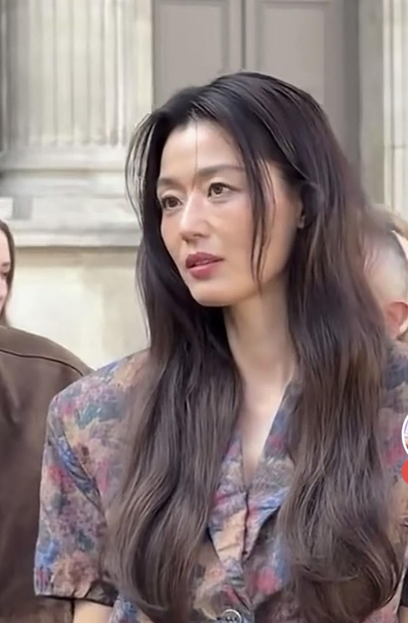 我的女神怎么了，竟如此憔悴！
全智贤真的不能看了，从此粉转路，再也不关注她了。去
