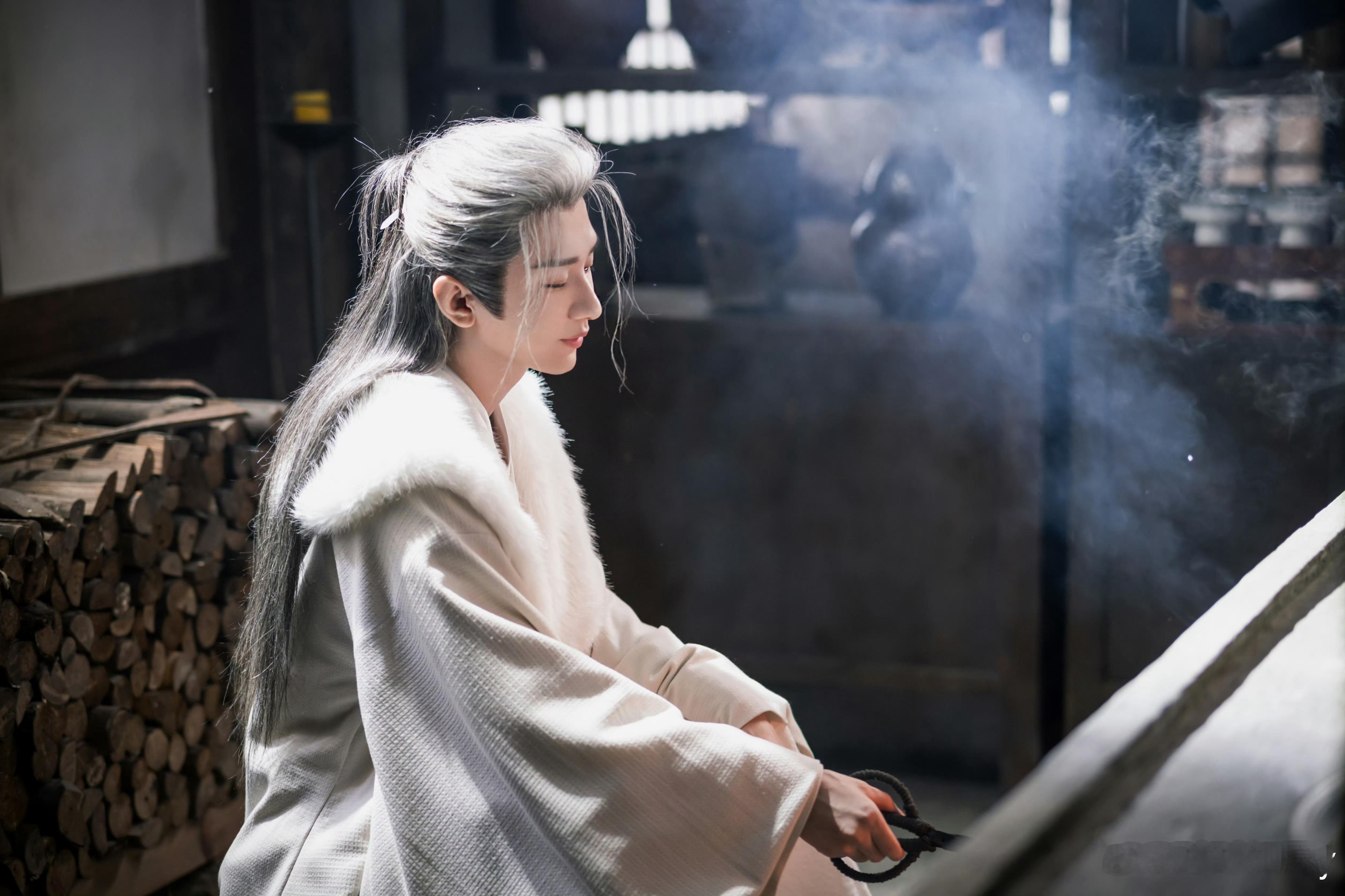 成毅长安二十四计cy成毅谢淮安薄雾游移，如未消散的梦。清流摇曳，圈圈涟漪。揉碎了