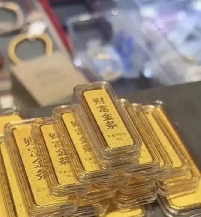 黄金啊，这得坑了多少普通家庭？最近这段日子金价一个劲儿往下走，不少人一眼瞅见跌到