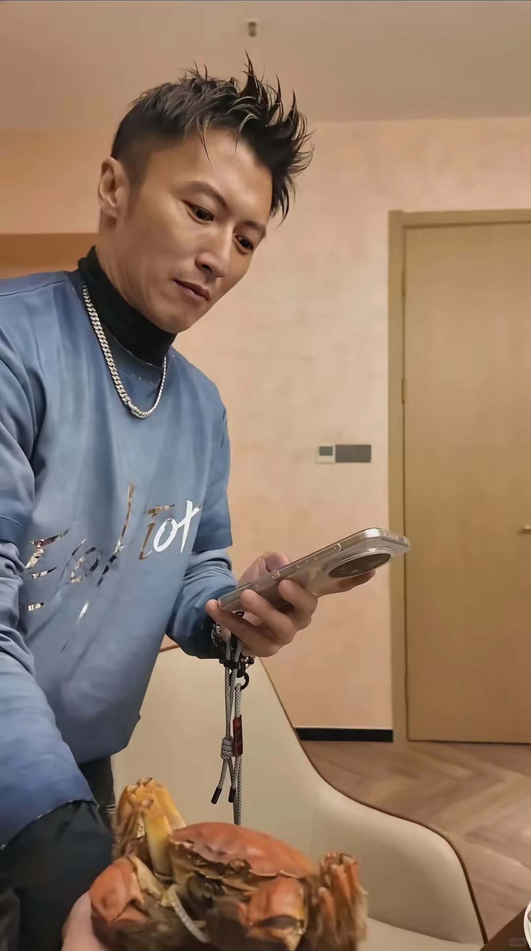 看谢霆锋用荣耀Magic8拍美食。非常开心用的是同款