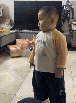 小男孩好委屈。
胖胖的身体，
软软的性格。