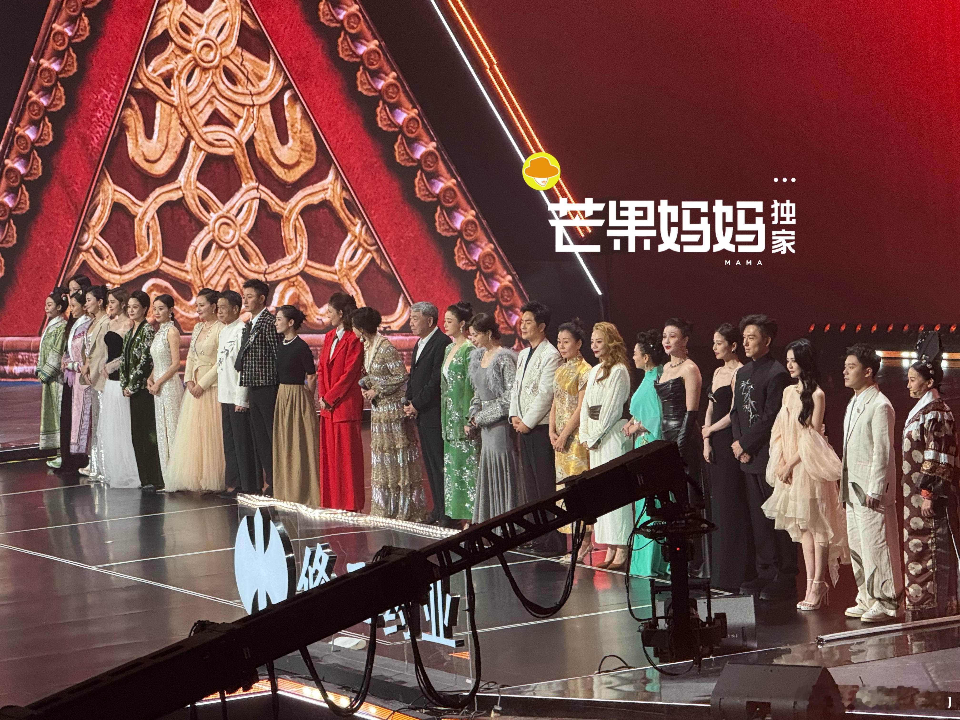 恭迎熹妃回宫 谁懂看到《甄嬛传》主创一起上台的感动！！这么多人的心血创造了这部作