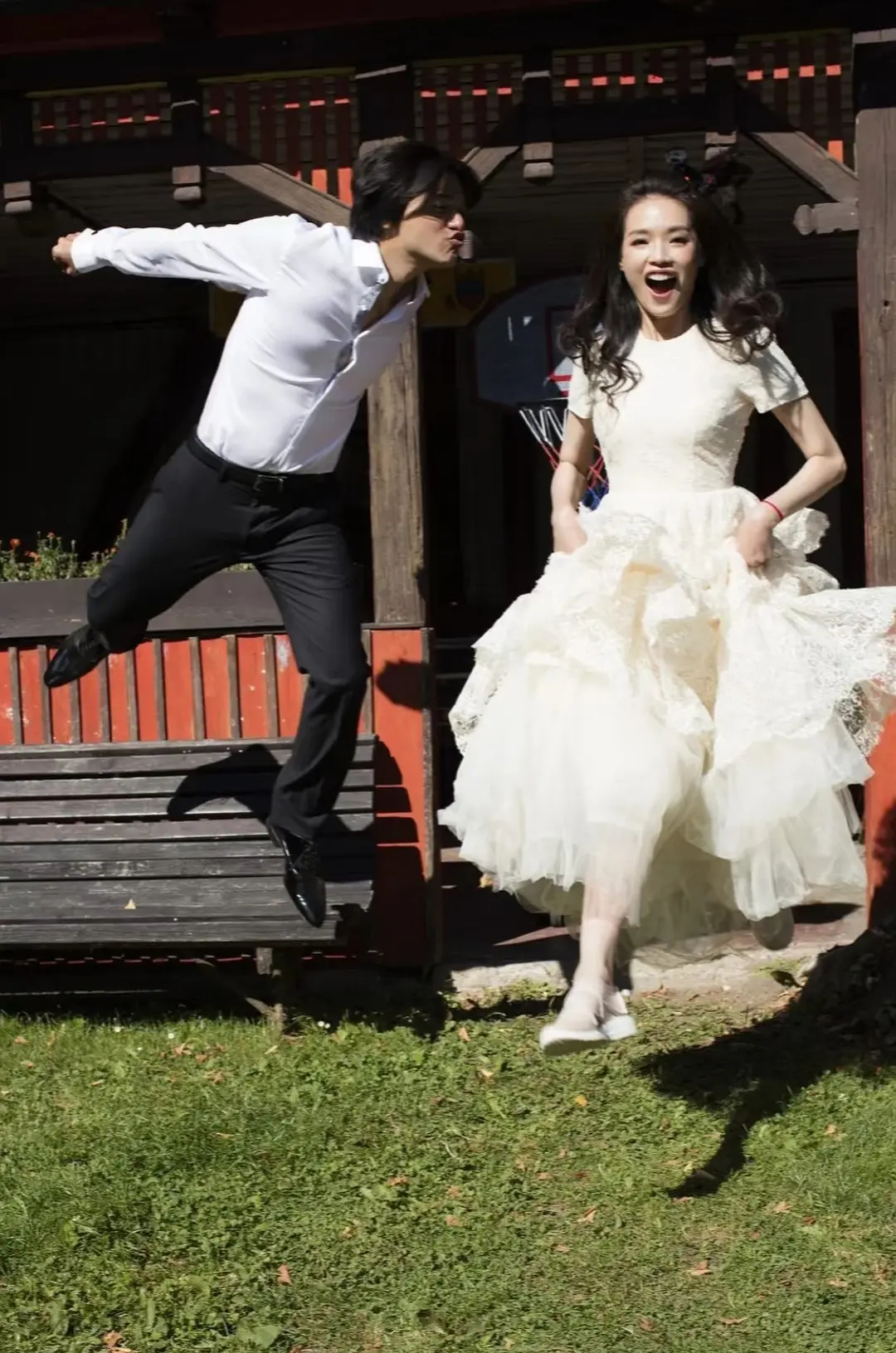 据港媒，近日冯德伦受访时对妻子舒淇“想要生小孩”的言论作出回应。面对“世界很乱还