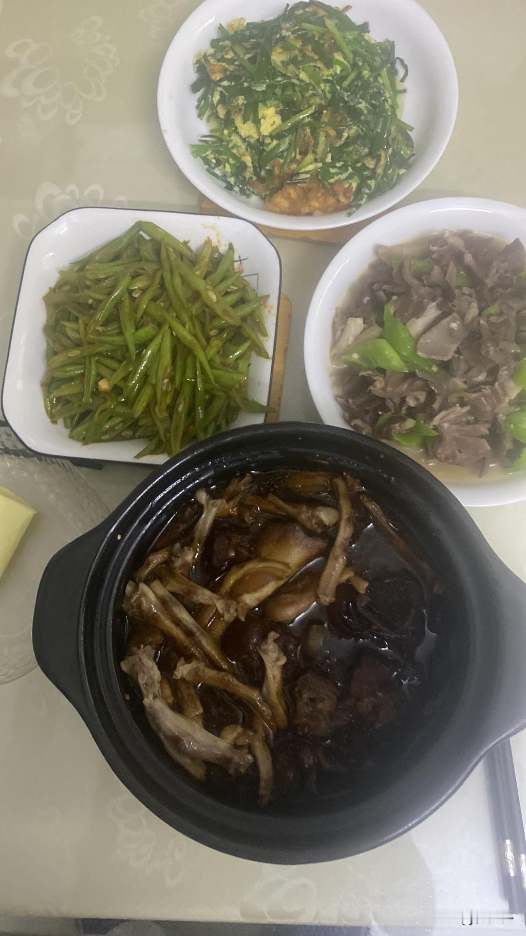 幸福不是“有”，而是“刚好”：一碗热汤的等待

以前我觉得幸福是住大房子、开好车