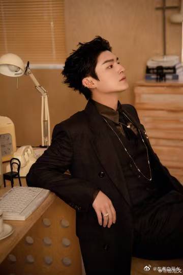 谁来懂一下杨旭文这个耳骨夹杨旭文这造型太戳人，露额黑西装加金链，单侧耳骨夹氛围感