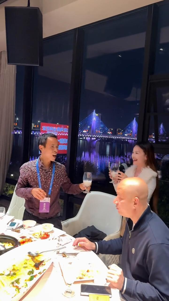 你还好没有说终于看到活的了。