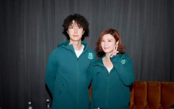 15年相互成就的情谊，在合照中定格成永恒。杜华的牵挂与王一博的成长，是娱乐圈最动