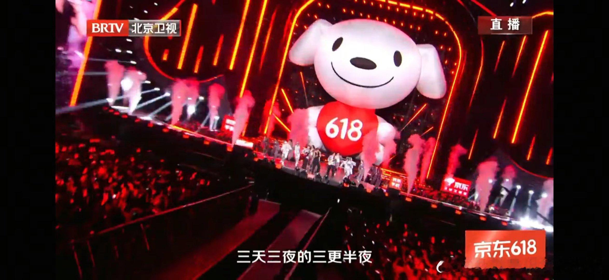 618夏日歌会《三天三夜》舞台，邓超跑到延伸台跟观众击掌，荧光棒全朝他涌过去，像