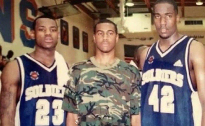 2002年，勒布朗·詹姆斯和肯德里克·珀金斯共同为奥克兰士兵AAU球队效力。 