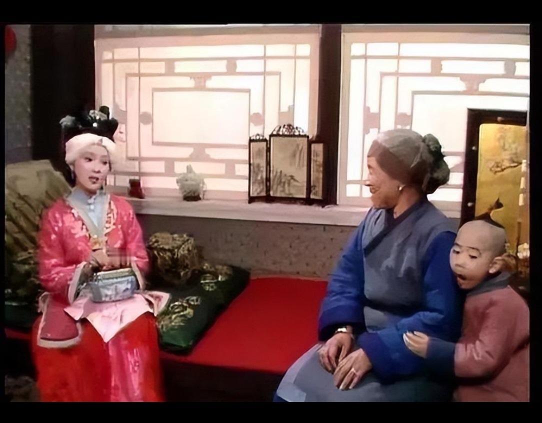 闫学晶，是在学王熙凤！她还是想让普通人同情她的难处，就像王熙凤向刘姥姥说，大有大