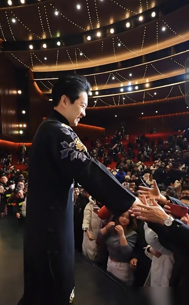 曹云金把天聊透了！都以为离了师门他得饿死，结果元宵夜廊坊剧场的笑声差点掀翻房顶。