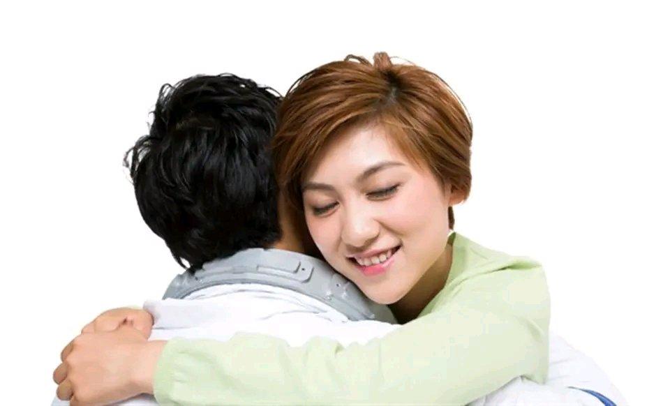 男人喜欢搂女人睡觉，背后藏着不少心理因素。从情感依赖方面讲，肢体接触会促进催产素