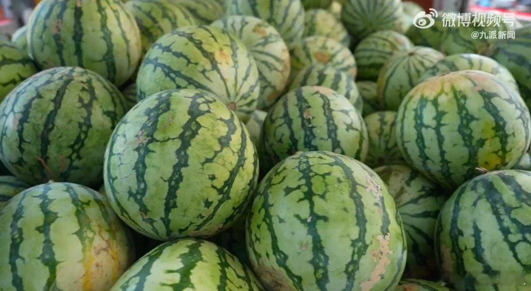 高温天武汉外卖小哥收到2千斤瓜外卖火热骑手称月入可达2万 谁说高温天只有煎熬？武