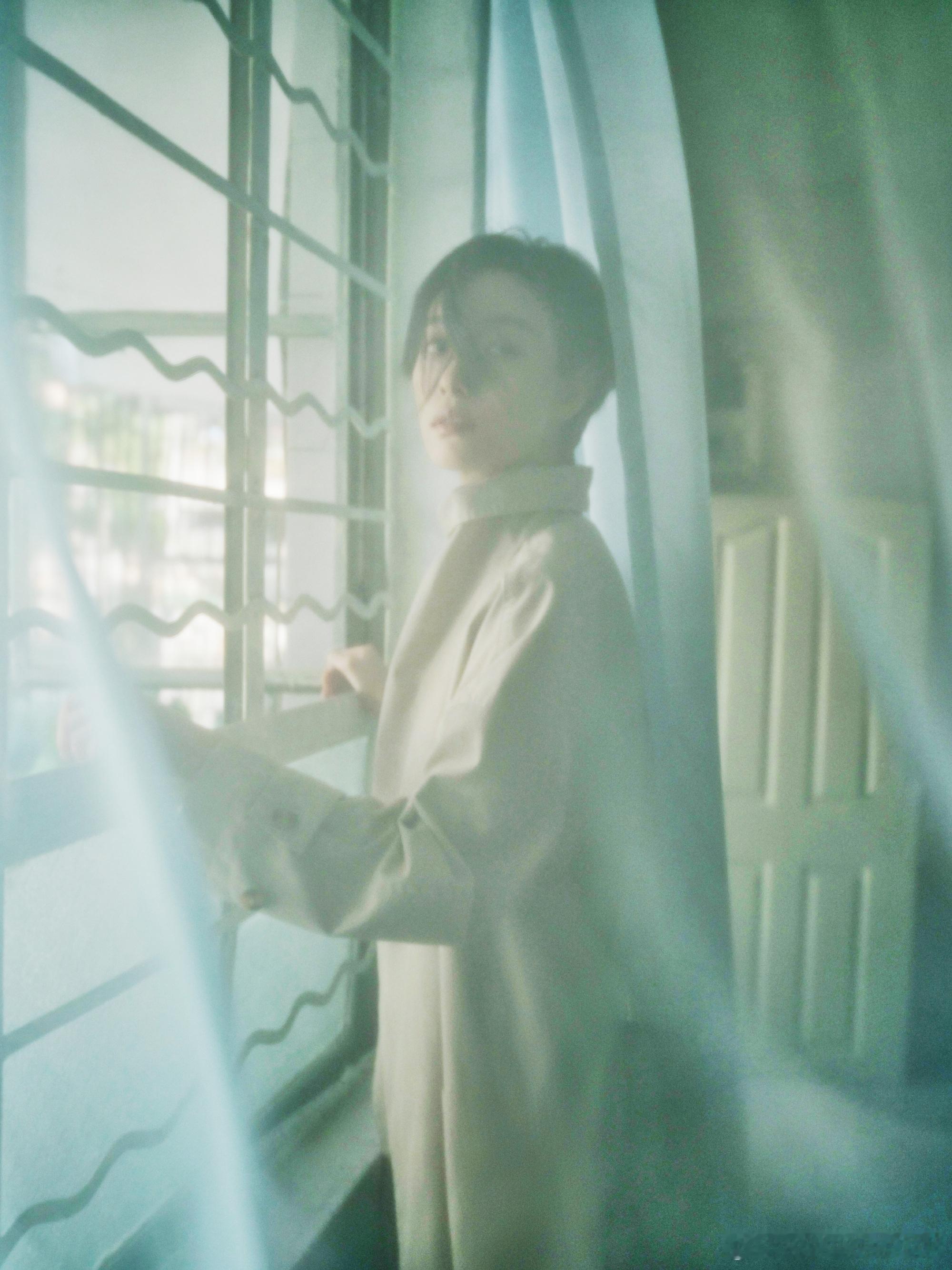 风一吹倪妮就有电影感了广州的风很懂倪妮的美 微风吹过的方向、光线折射的角度、颜色