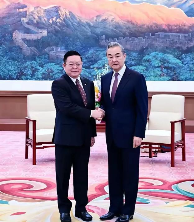 泰柬硝烟未散，东盟急飞北京献上“大礼”，马科斯要急了？据环球网报道称，中国外长王
