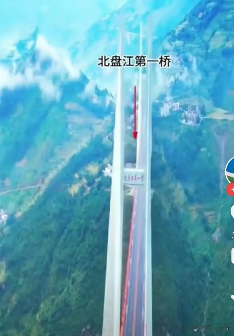 中国的建筑真的是太了不起了，
想不到在万丈深渊的峡谷中，也能建起桥梁，
北盘江大