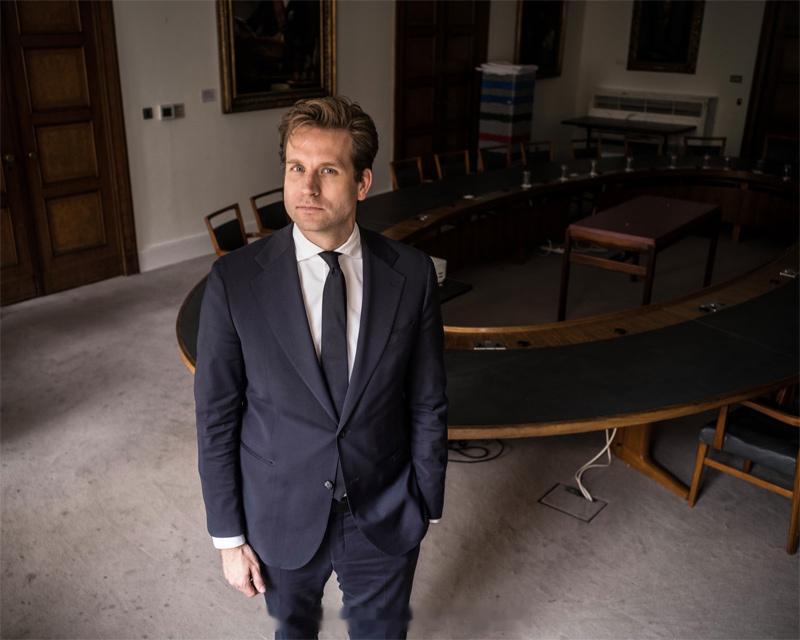 英国的卫报采访荷兰经济事务部大臣文森特·卡雷曼斯（Vincent Karrema