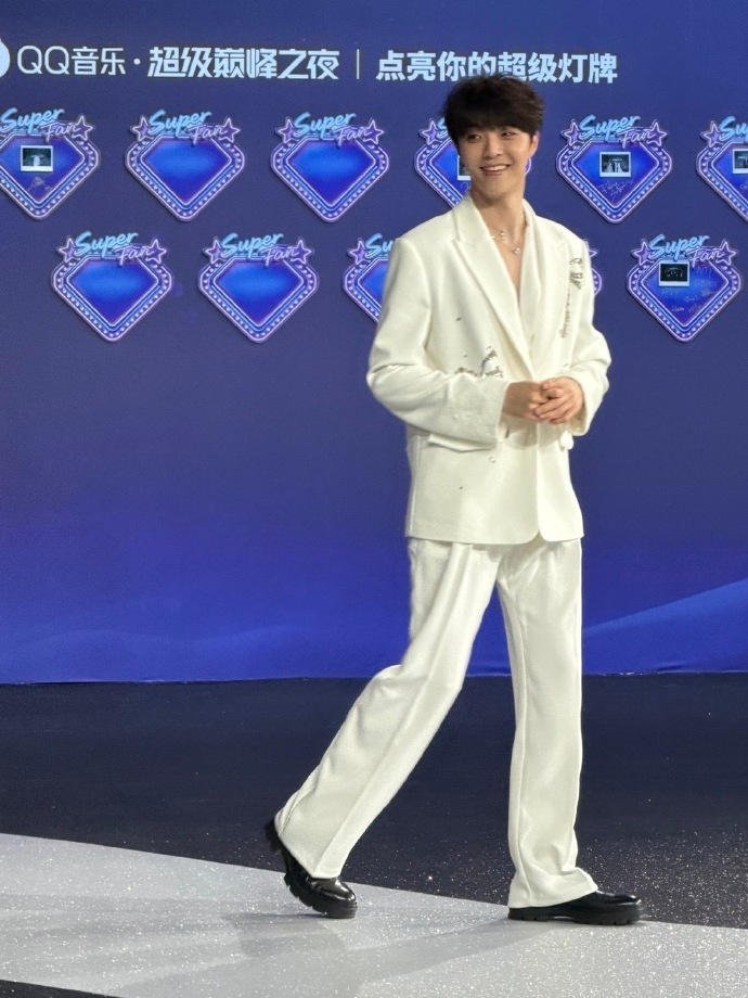 巅峰之夜谁扛住了原相机直拍 今晚被镜头怼脸那个瞬间我直接愣住，皮肤纹理都看得清居