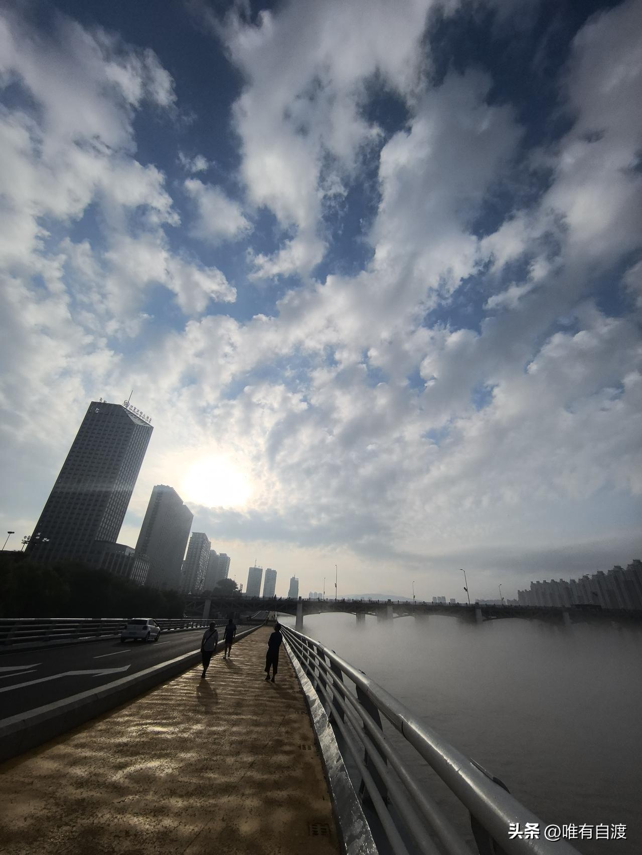 啥都别说了，你和你母亲的命太好，找一个不是亲人胜似亲人的好继父。
你继父他把全部