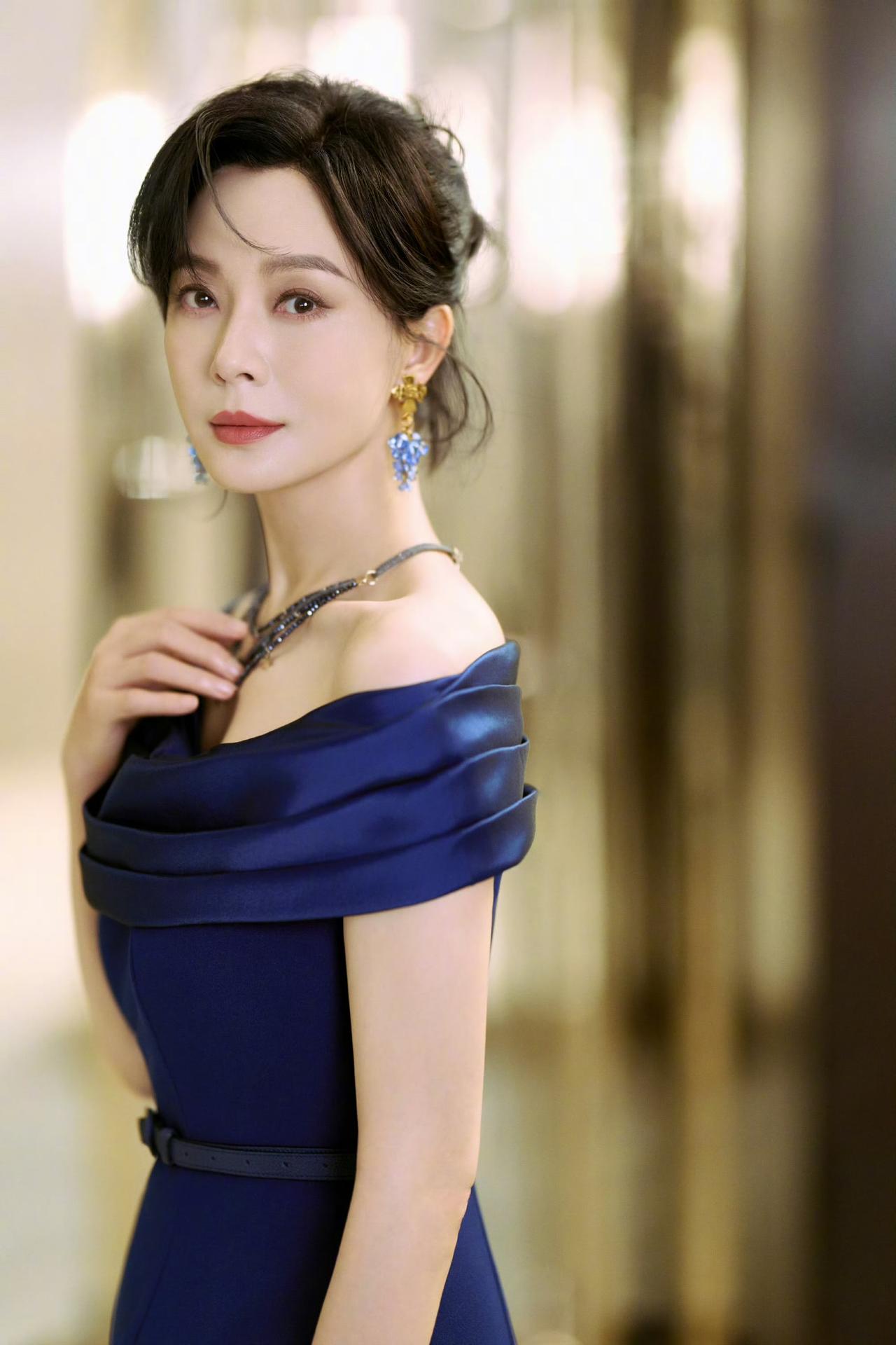 我超喜欢陈数在《暗算》里的表现。2005年《暗算》爆火，她是开机前一天临危受命顶